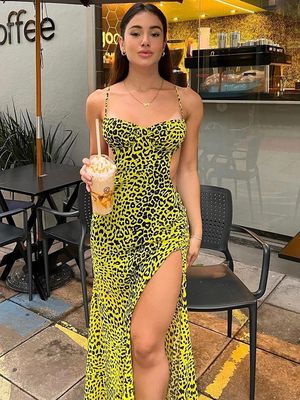Chiếc váy đùi không lưng sexy