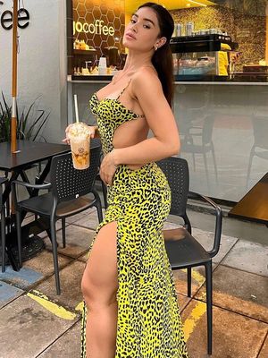 Chiếc váy đùi không lưng sexy