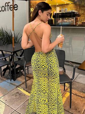 Chiếc váy đùi không lưng sexy