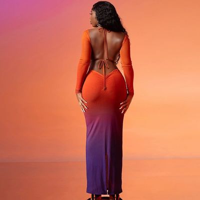 Chiếc váy cắt ra sexy không có lưng Chiếc váy cắt ra dài tay dài