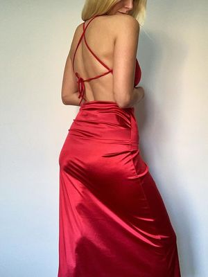 Thời trang bán nóng màu sắc rắn treo cổ không có lưng thắt lưng mỏng quấn váy hông sexy váy chia