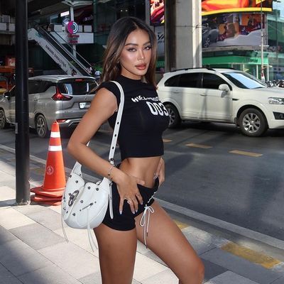 Nich mới Hottie tay không chữ cái in siêu ngắn cắt T-shirt trên cùng