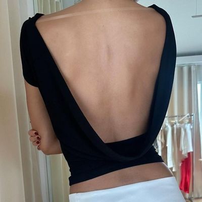 Cô gái áo sơ mi tay ngắn kiểu đường phố