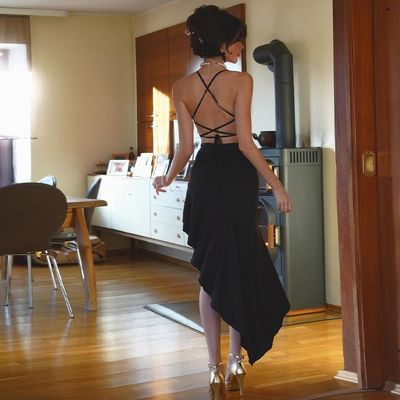 Cô gái sexy mới cắt thấp một dòng cổ cổ lớn váy